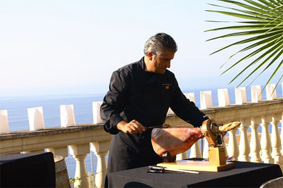 CUIXOT DE PORC NEGRE is born with the idea of elaborating the first Mallorcan Black Pig Ham.